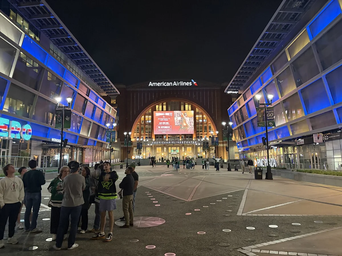 Exterior nocturno del American Airlines Center de Dallas y visitantes junto al recinto en una fotografía de archivo de abril de 2026.