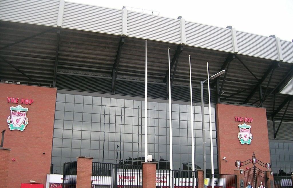 Exterior de Anfield, estadio del Liverpool, visto desde Walton Breck Road en 2008.