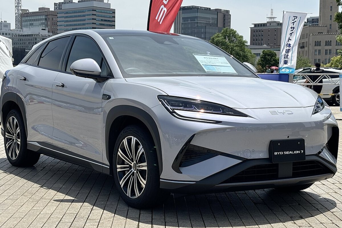 Automóvil eléctrico BYD Sealion 7 expuesto en Japón, con el emblema de la marca visible.