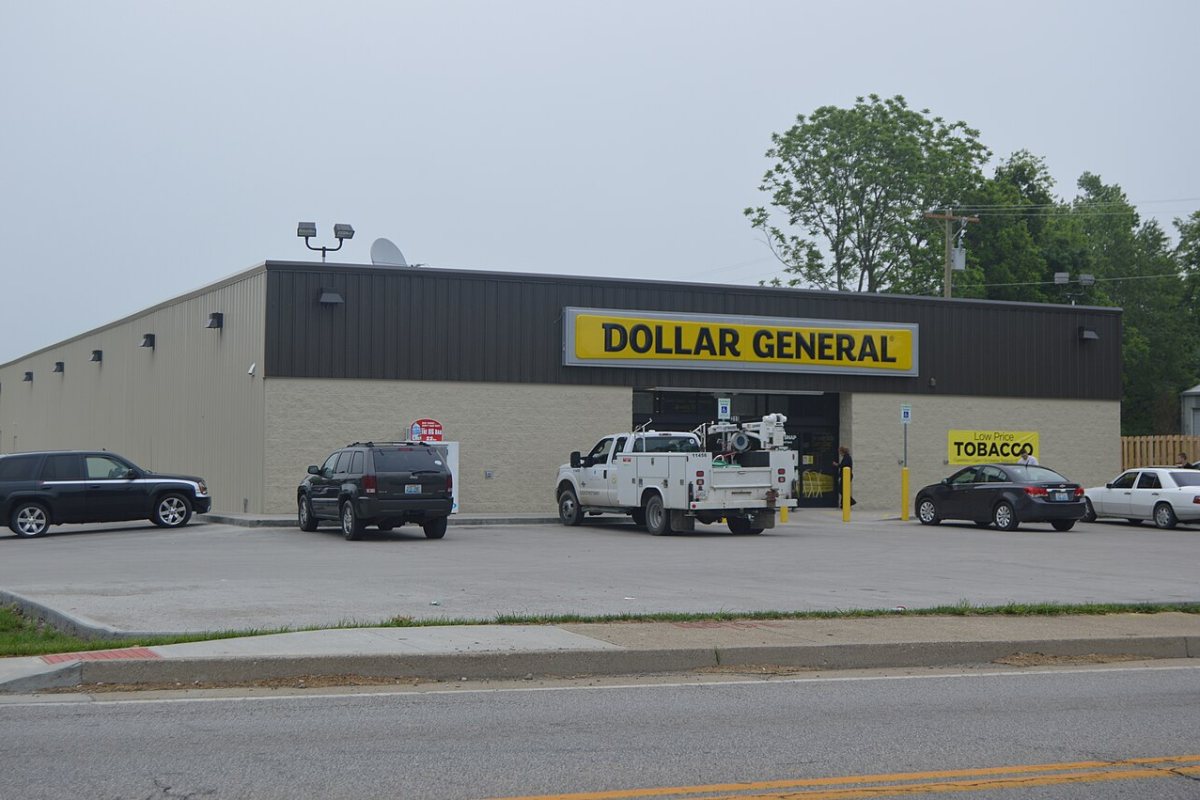 Fachada de una tienda Dollar General en Kentucky, con el logotipo sobre la entrada.