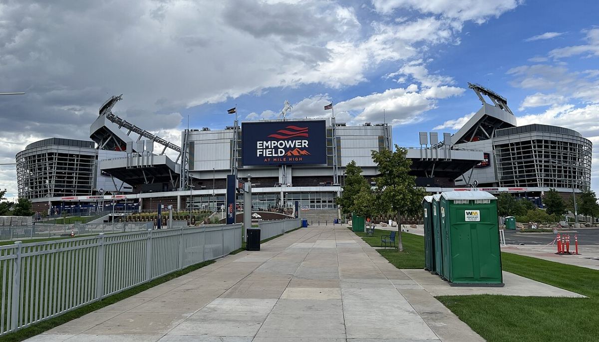 Fachada exterior de Empower Field at Mile High en Denver, sede de los Broncos, fotografiada en 2022.