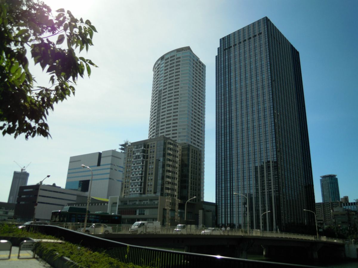 Fotografía de archivo del complejo Nakanoshima de Osaka, con la torre que alberga las oficinas de la fiscalía junto a otros edificios y una vía urbana.