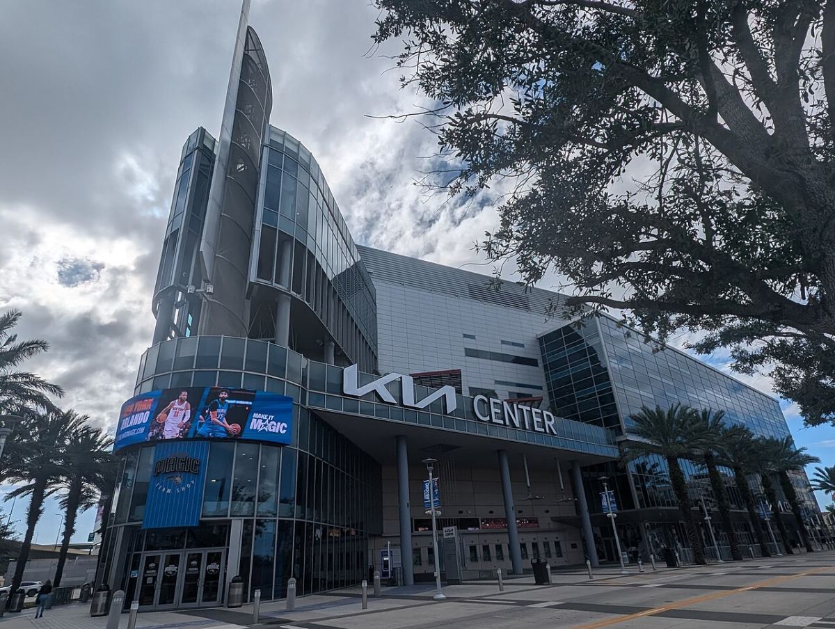 Fachada exterior del Kia Center en Orlando con el nombre del recinto visible en diciembre de 2024.