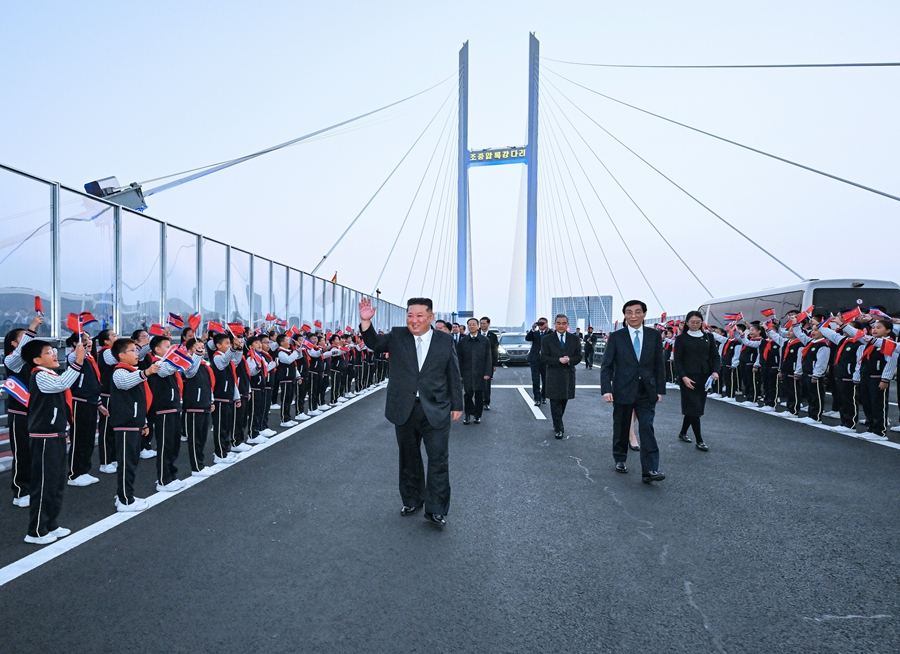 Kim Jong-un cruza a China por el nuevo puente de Dandong