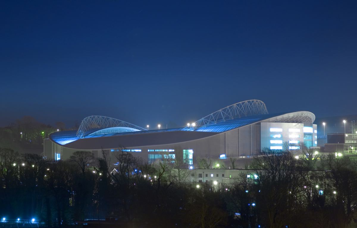 Exterior iluminado del estadio Amex antes del amanecer.