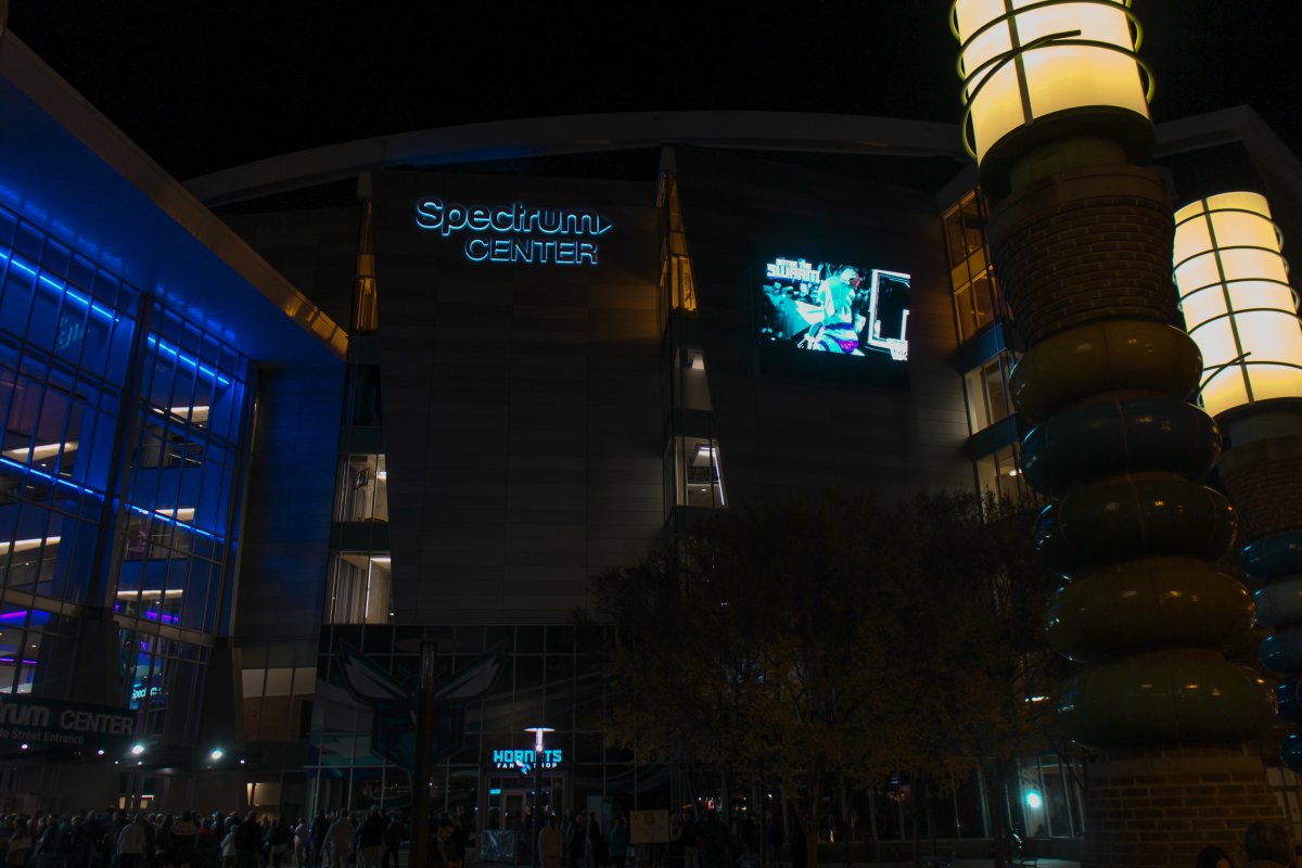 Fachada iluminada del Spectrum Center de Charlotte con aficionados a la entrada en una imagen de 2016.