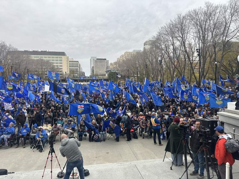 Multitud con banderas de Alberta y pancartas independentistas en una concentración sobre la separación de Canadá.