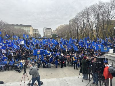 Multitud con banderas de Alberta y pancartas independentistas en una concentración sobre la separación de Canadá.