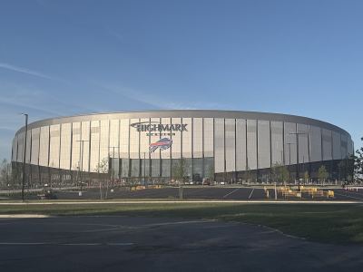 Vista exterior del nuevo Highmark Stadium de los Bills en Orchard Park, tomada en mayo de 2026.