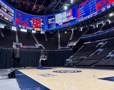Interior del Intuit Dome de Inglewood, con la cancha de baloncesto y la pantalla central, fotografiado en julio de 2026.