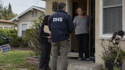 Una jueza limita las visitas electorales del DHS en nueve estados, con la orden suspendida hasta la noche