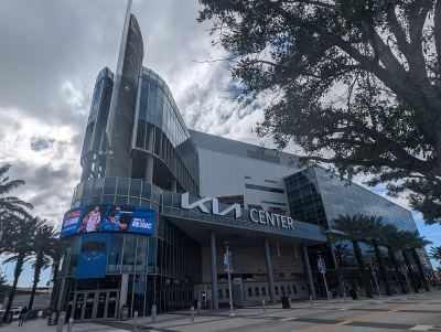 Fachada exterior del Kia Center en Orlando con el nombre del recinto visible en diciembre de 2024.