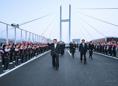 Kim Jong-un cruza a China por el nuevo puente de Dandong