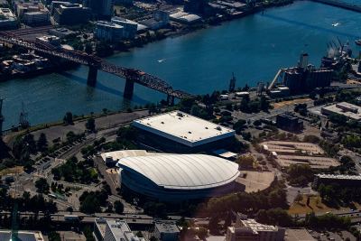 Vista aérea del Moda Center junto al Memorial Coliseum y el río Willamette en Portland, 2023.