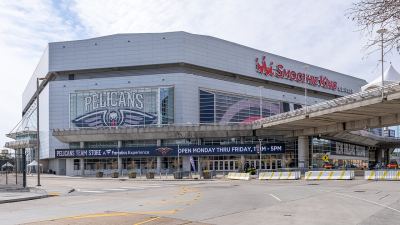 Exterior del Smoothie King Center de Nueva Orleans con el emblema de los Pelicans, fotografiado en febrero de 2026.