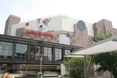 Fachada del Target Center de Minneapolis con el nombre del recinto visible, en una fotografía de archivo de 2013.